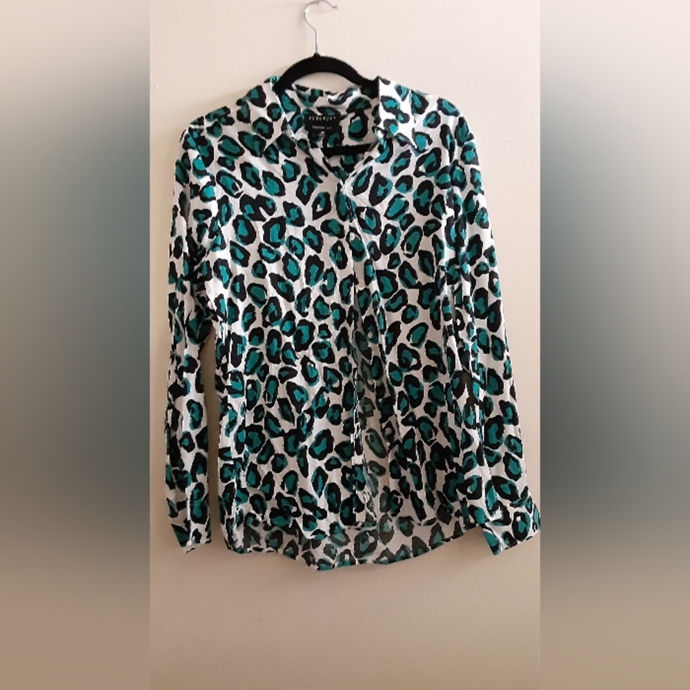 Foxcraft Shape fit long sleeve button down blouse. Women's size 10.